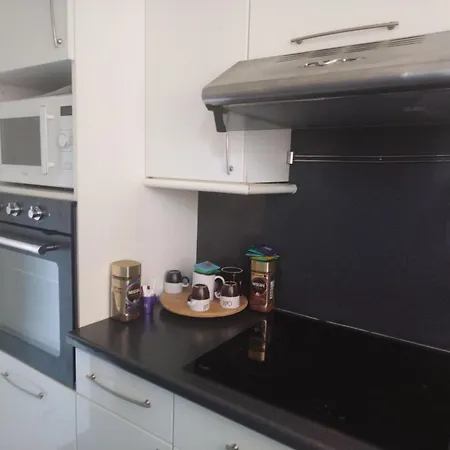 Apartment Familial En Face D'un Square Arbore