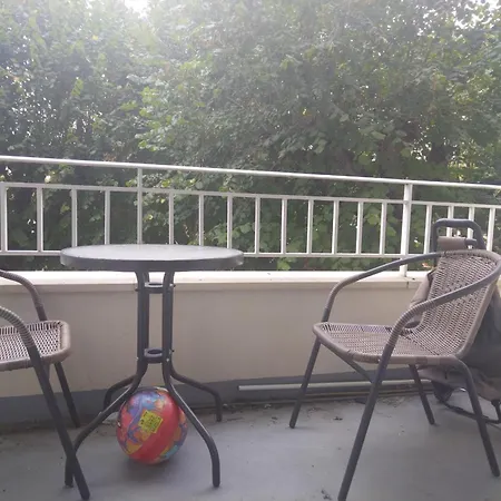 Apartment Familial En Face D'un Square Arbore
