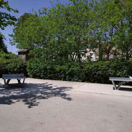 Familial En Face D'un Square Arbore * Enghien-les-Bains